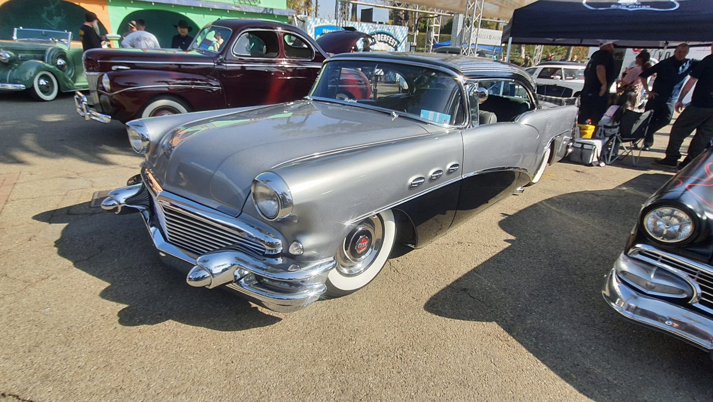 Buick 1955 hardtop dwukolorowy srebrny