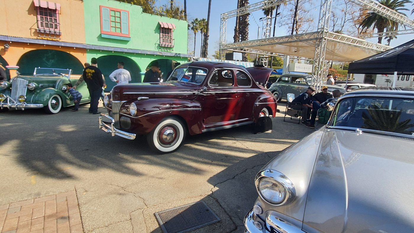 Bordowy Ford z 1940 roku