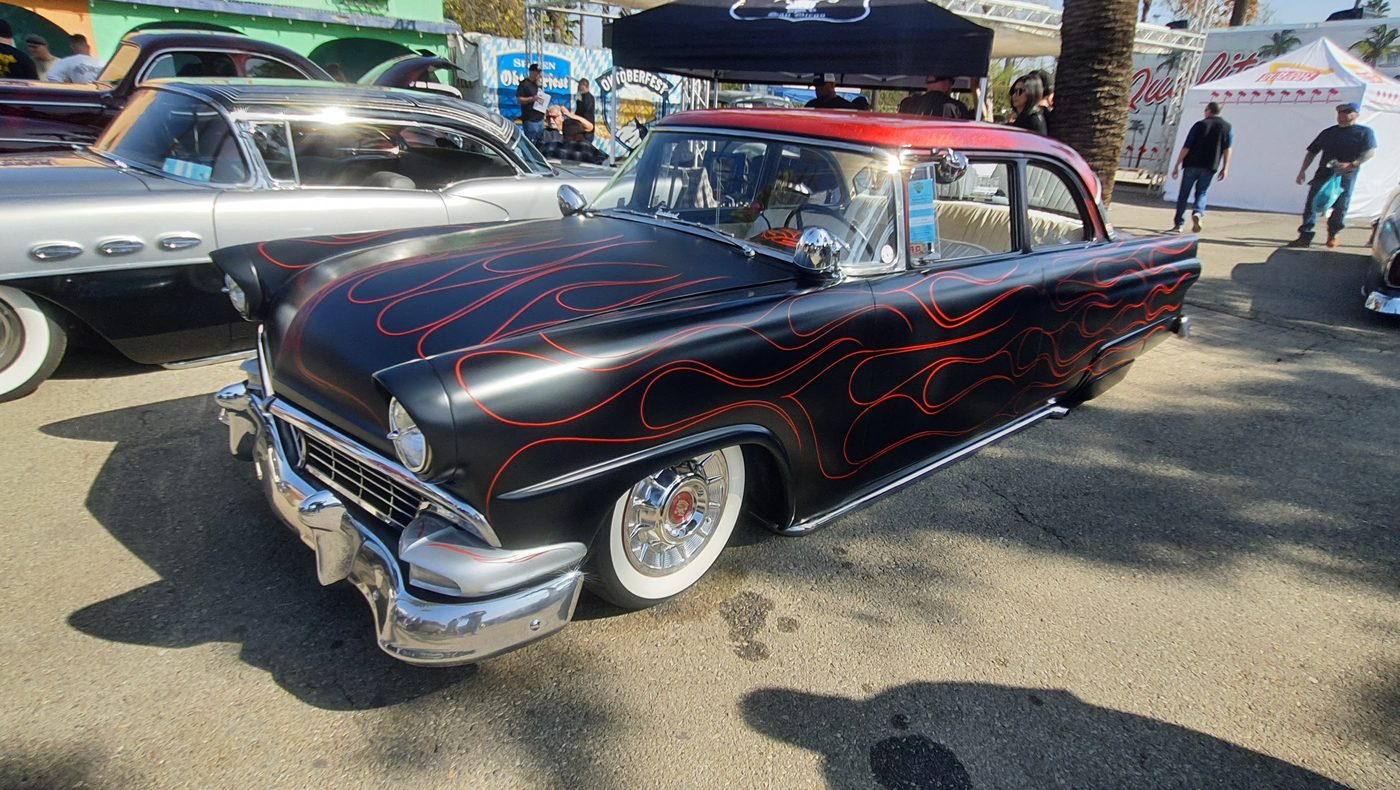 Czarny Ford 1956 z czerwonymi płomieniami