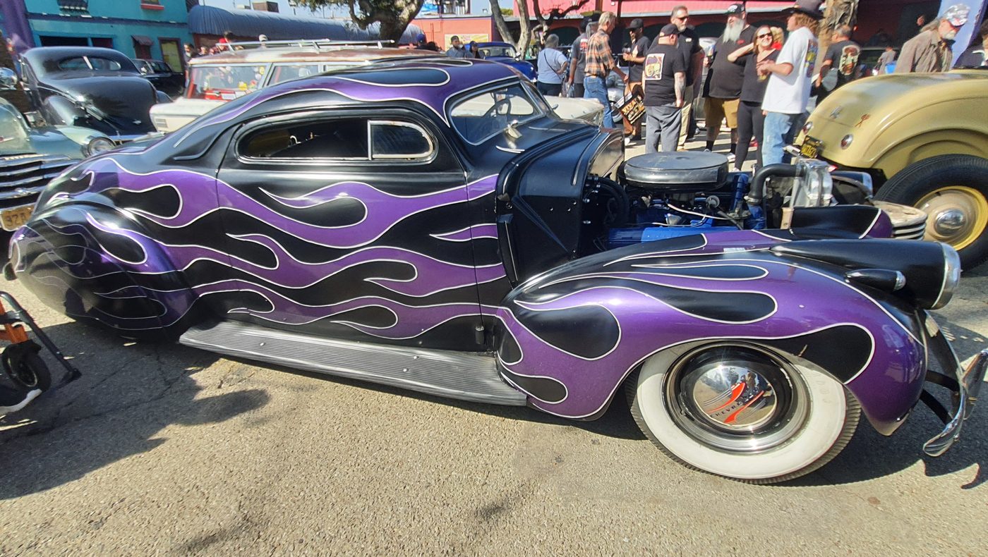 Czarny chopped kustom z fioletowymi płomieniami