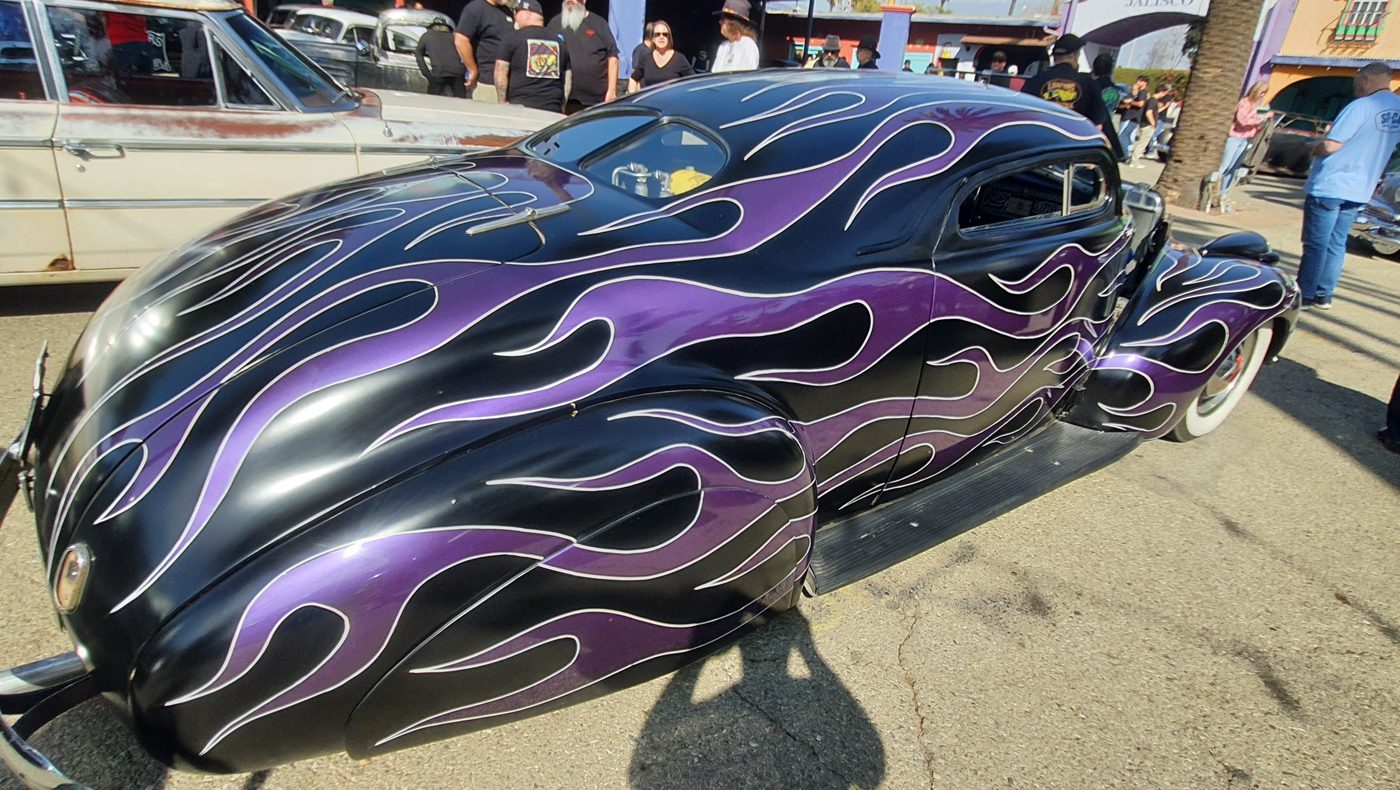 Czarny chopped kustom z fioletowymi płomieniami – zdjęcie 2