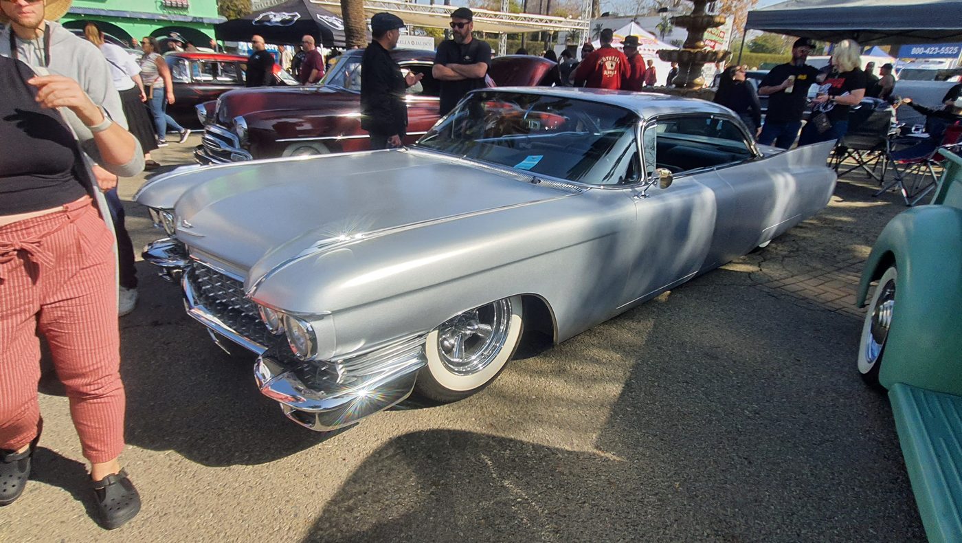 Srebrny Cadillac z przełomu lat 50. i 60.