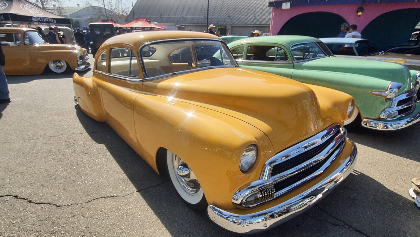 Musztardowy Chevrolet 1951 kustom