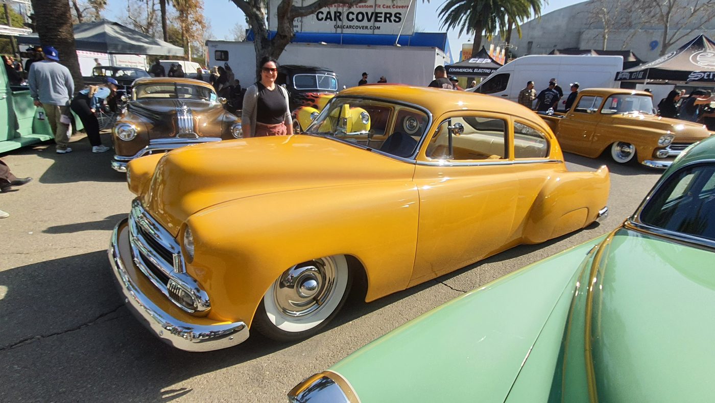 Musztardowy Chevrolet 1951 kustom – zdjęcie 2