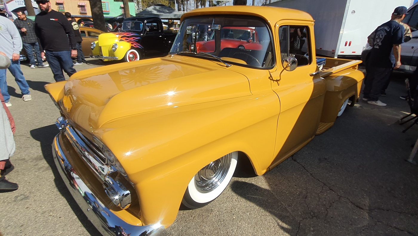 Ochrowy Chevrolet Task Force pickup