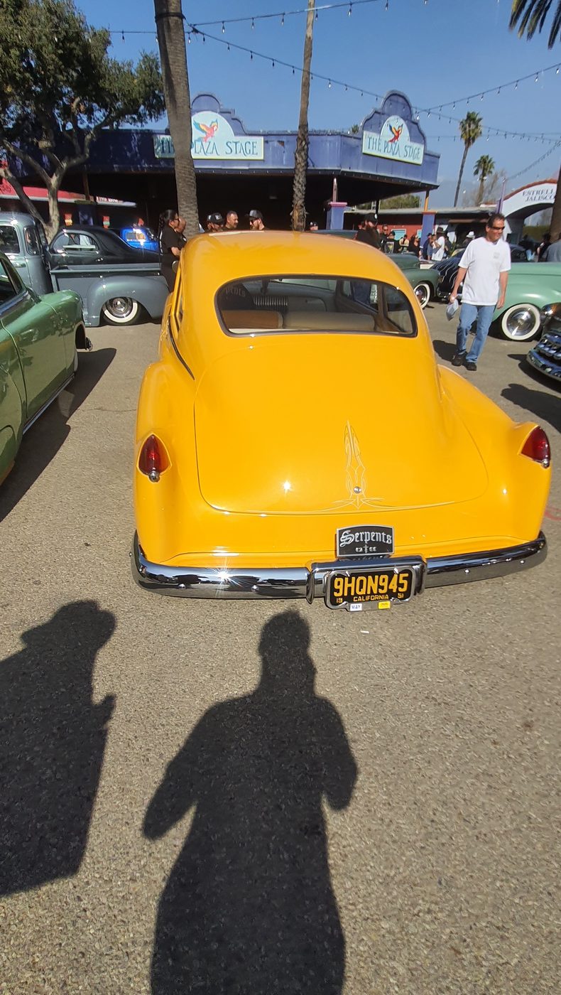 Musztardowy Chevrolet 1951 kustom – zdjęcie 3