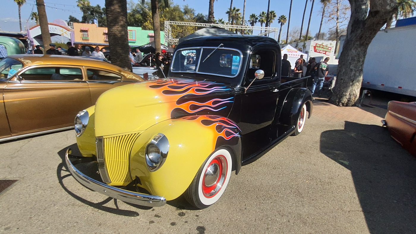 Czarny Ford coupe 1940 z płomieniami
