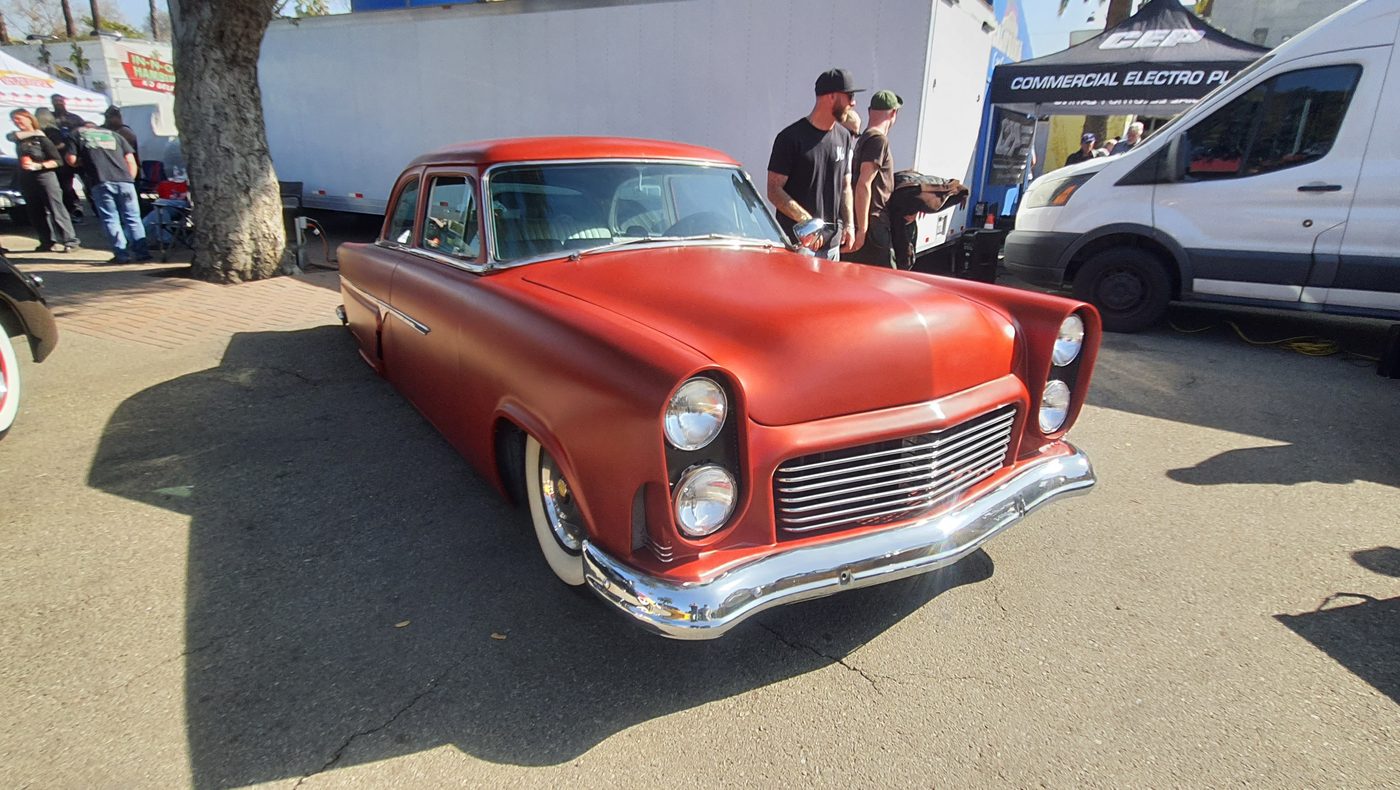 Ford 1956 w matowej ceglastej czerwieni