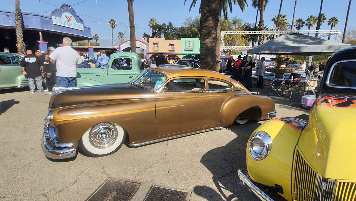 Miedziano-brązowy chopped Chevrolet Fleetline 1950