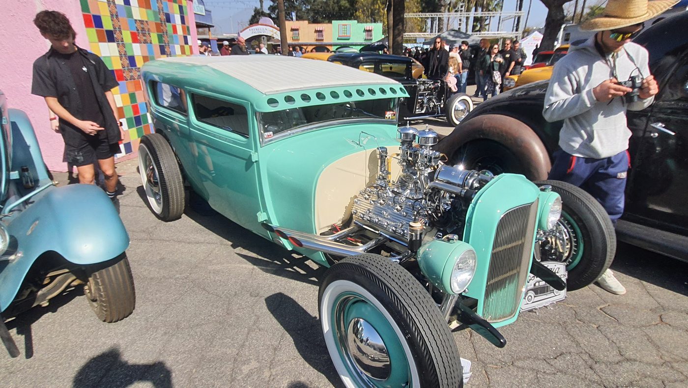 Turkusowy Ford Model A Tudor hot rod – zdjęcie 2