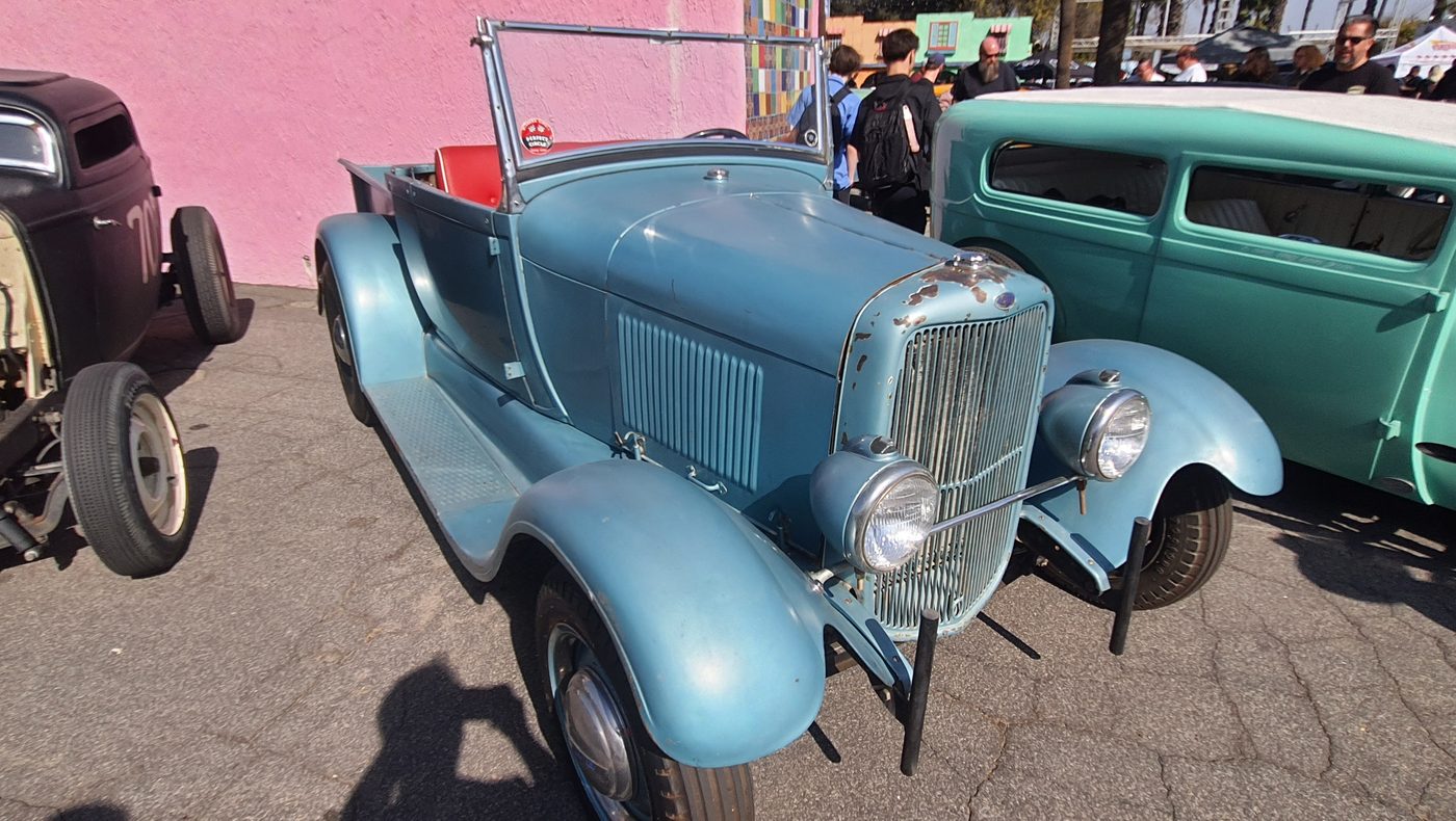 Błękitny Ford Model A roadster