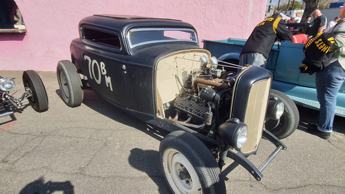 Rat rod Ford 3-window coupe 1932 z numerem 70