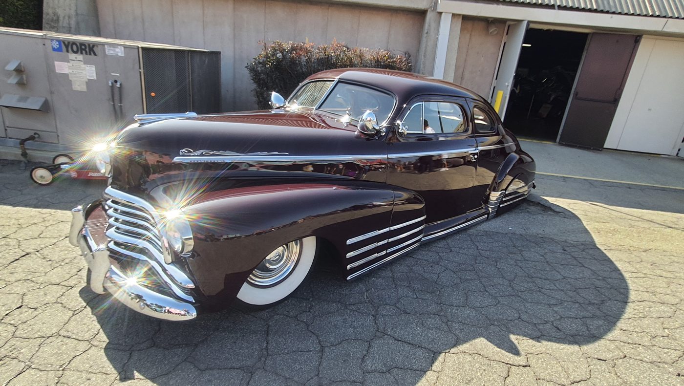 Chevrolet Fleetline Aerosedan 1948 w kolorze czarnej wiśni