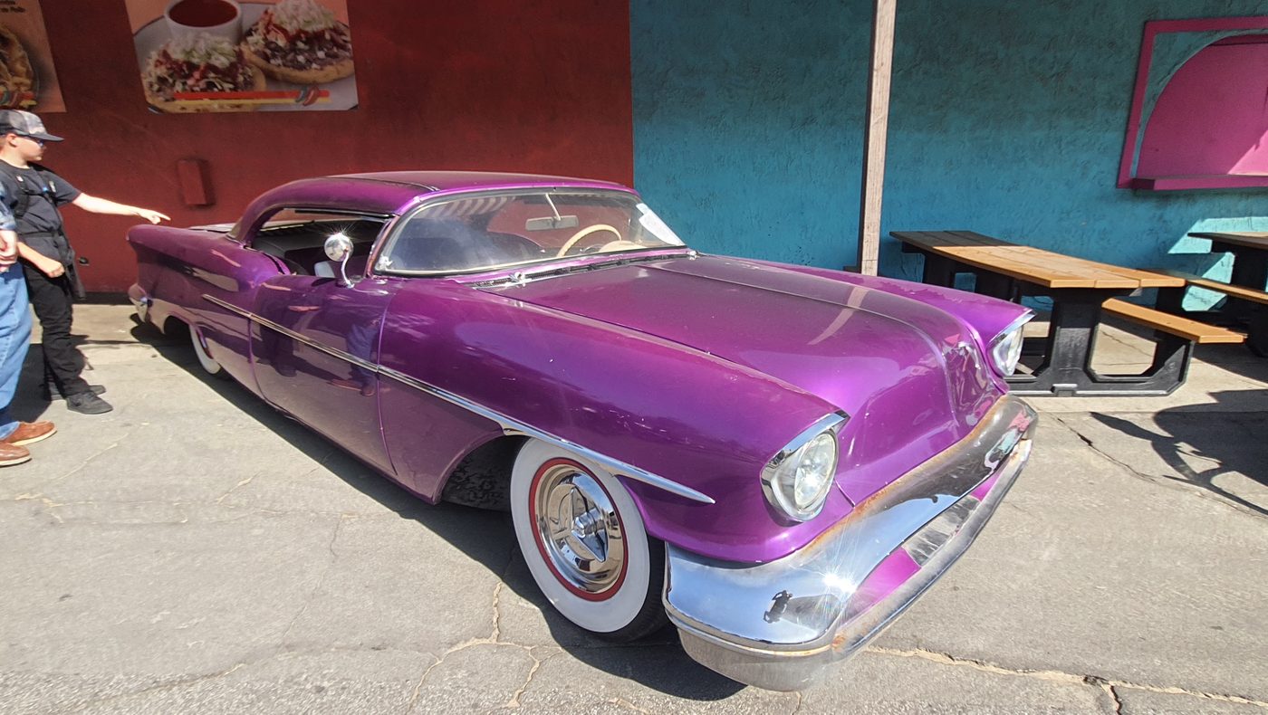 Purpurowy candy Oldsmobile z połowy lat 50.