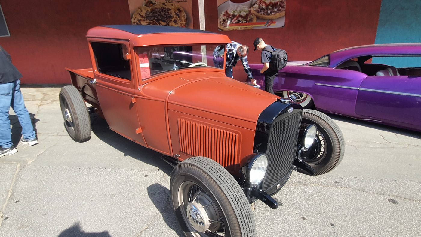 Pomarańczowy Ford Model A pickup hot rod