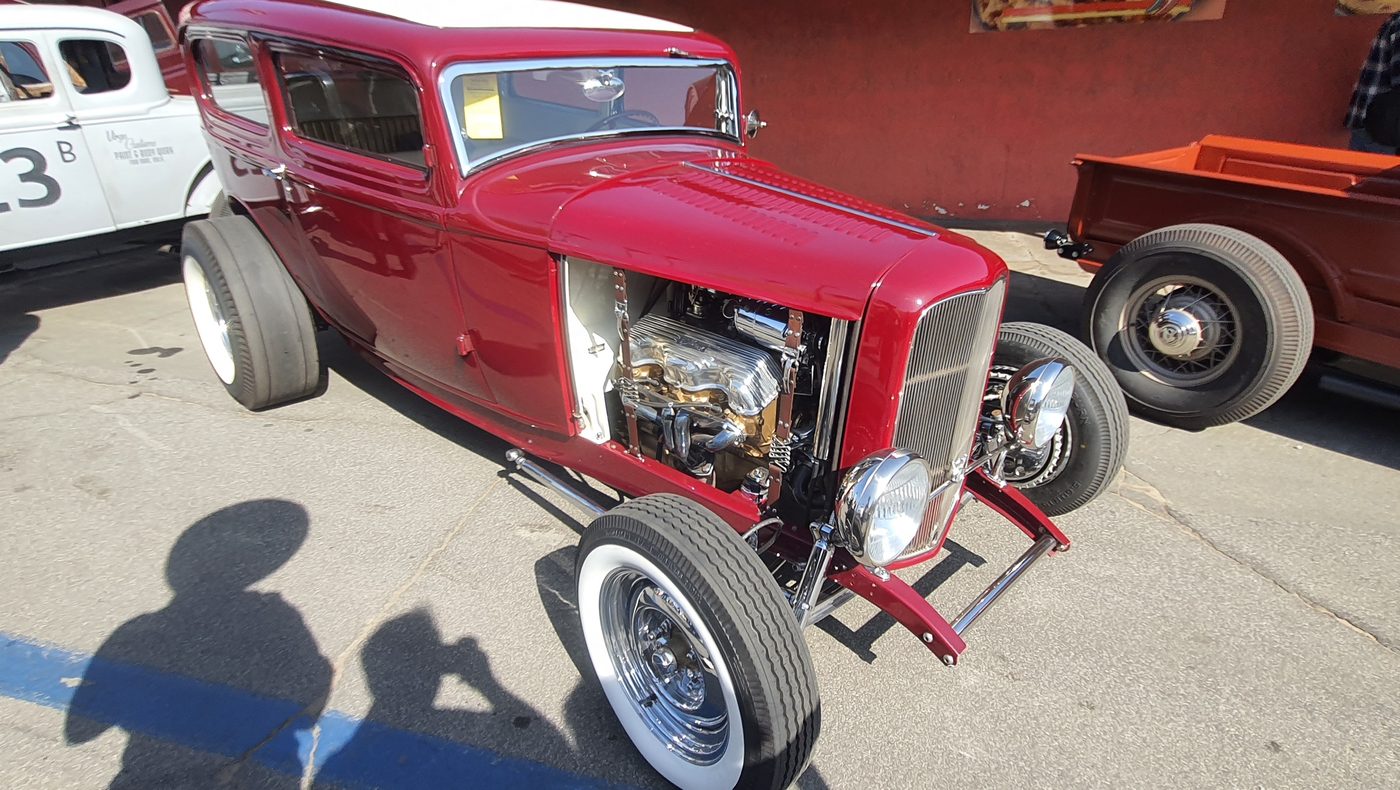 Bordowy Ford sedan 1932 hot rod