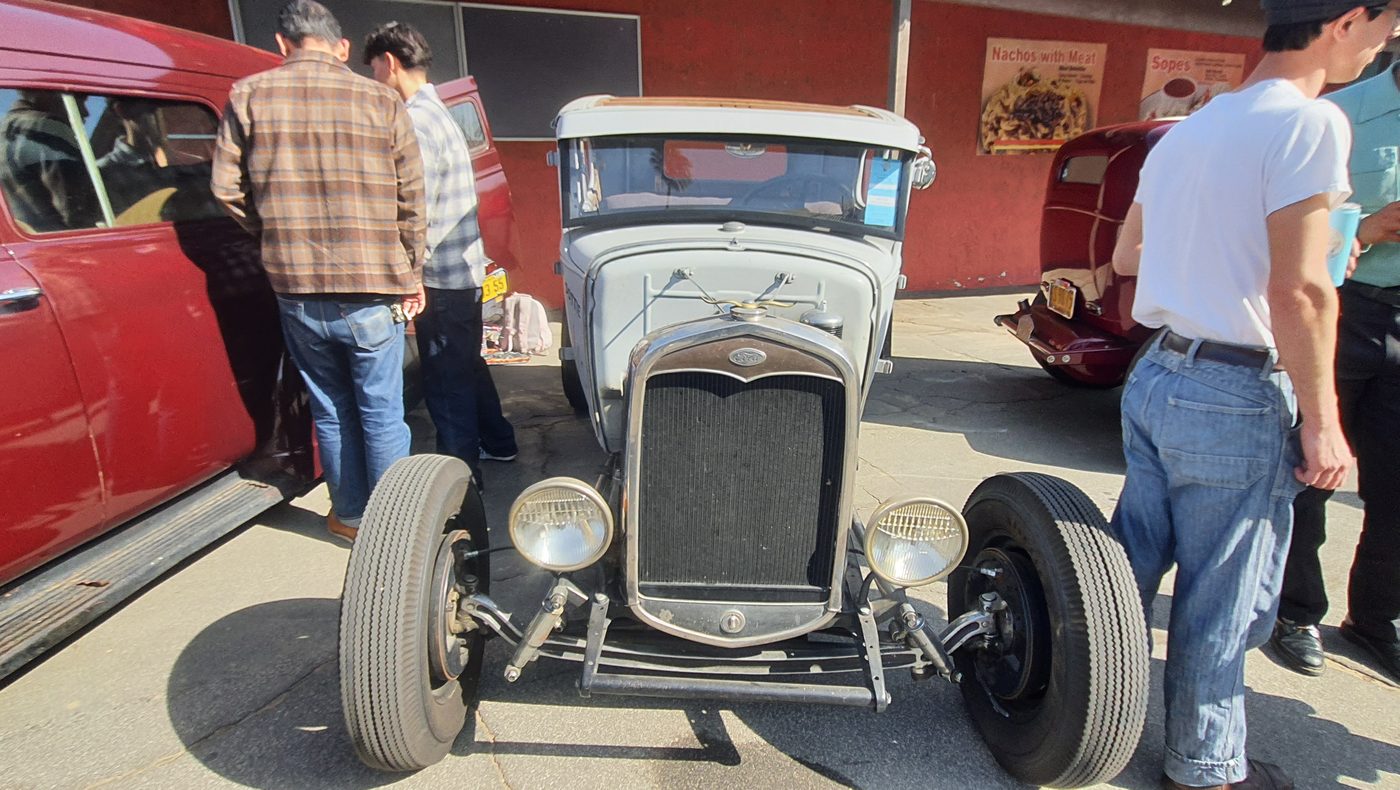 Srebrny Ford Model A hot rod w primerze