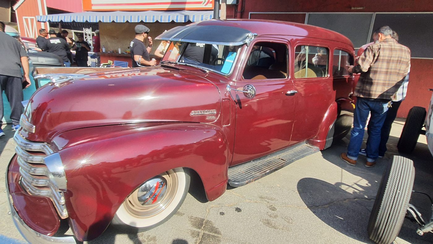 Bordowy Chevrolet Advance Design pickup z daszkiem