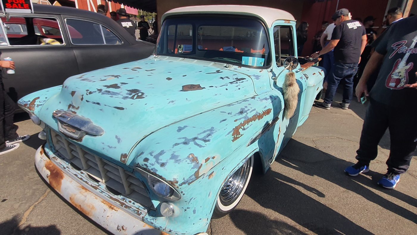 Turkusowy Chevrolet Task Force pickup w patynie