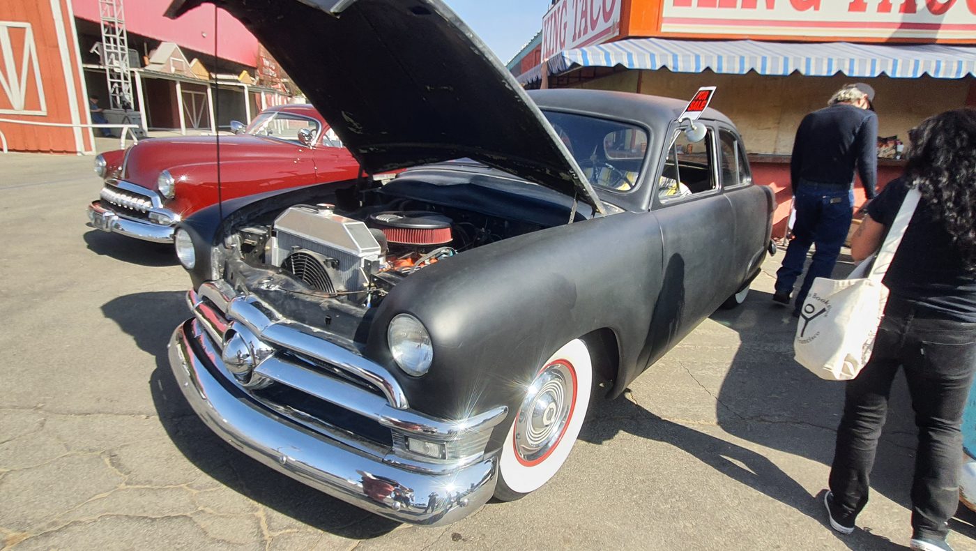 Matowy czarny Ford shoebox 1950 z kompresorem