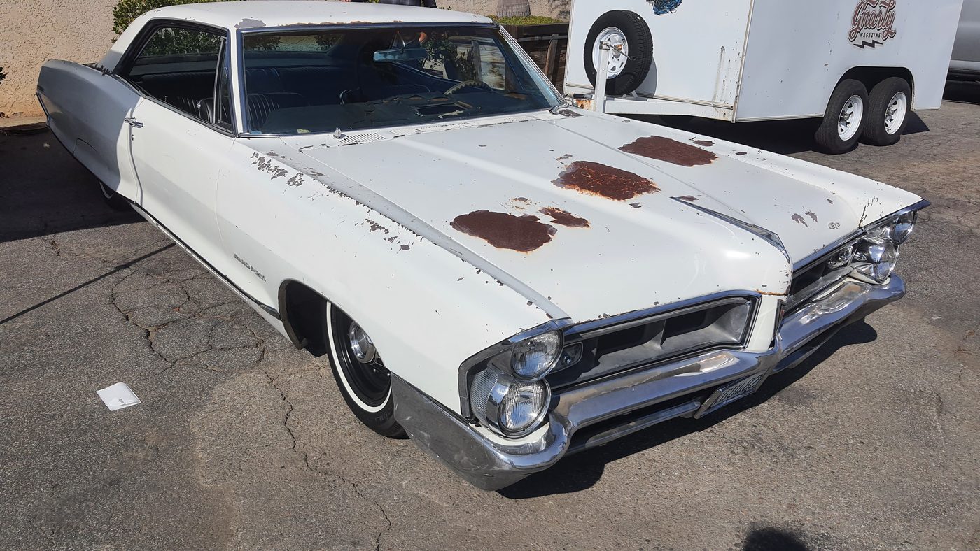 Biały Pontiac z połowy lat 60. w patynie