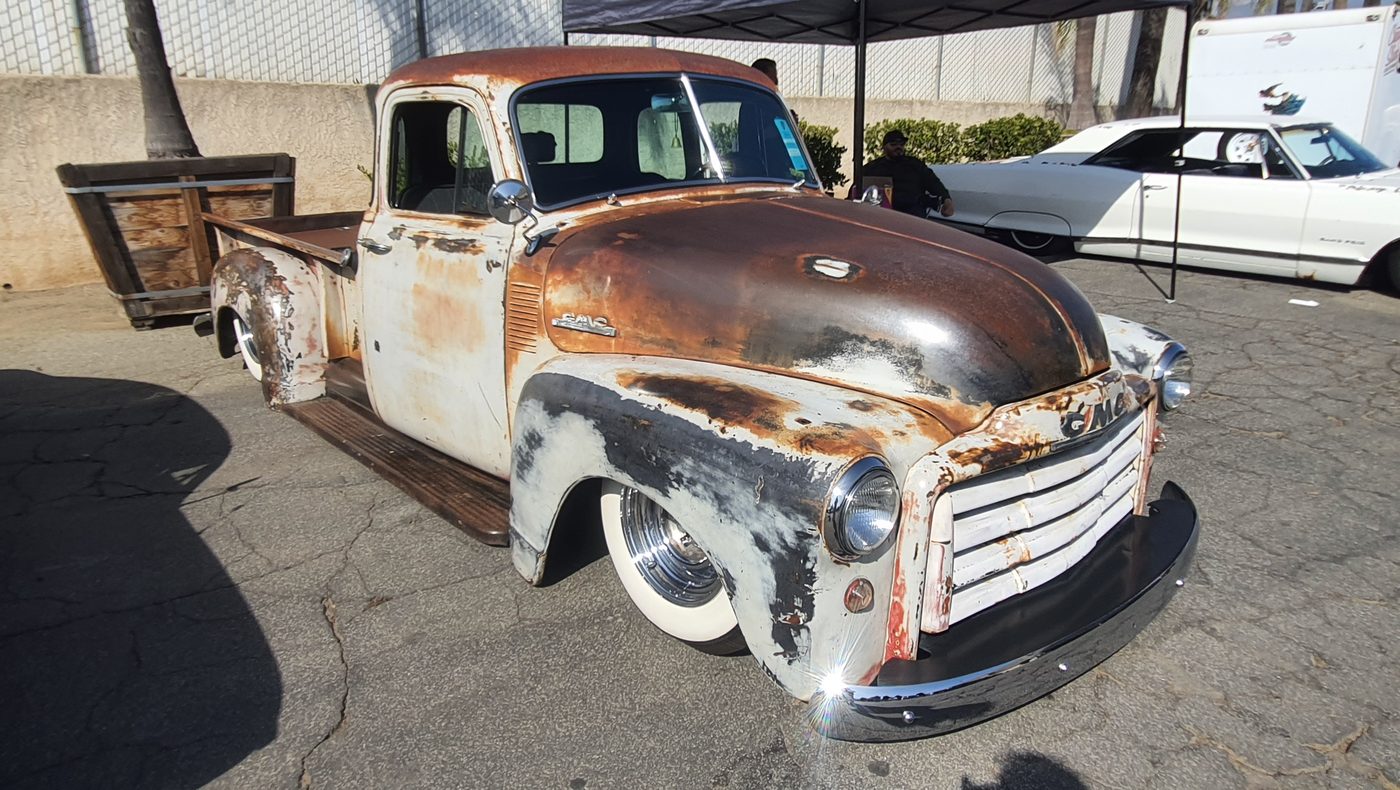 GMC Advance Design pickup w rdzawej patynie