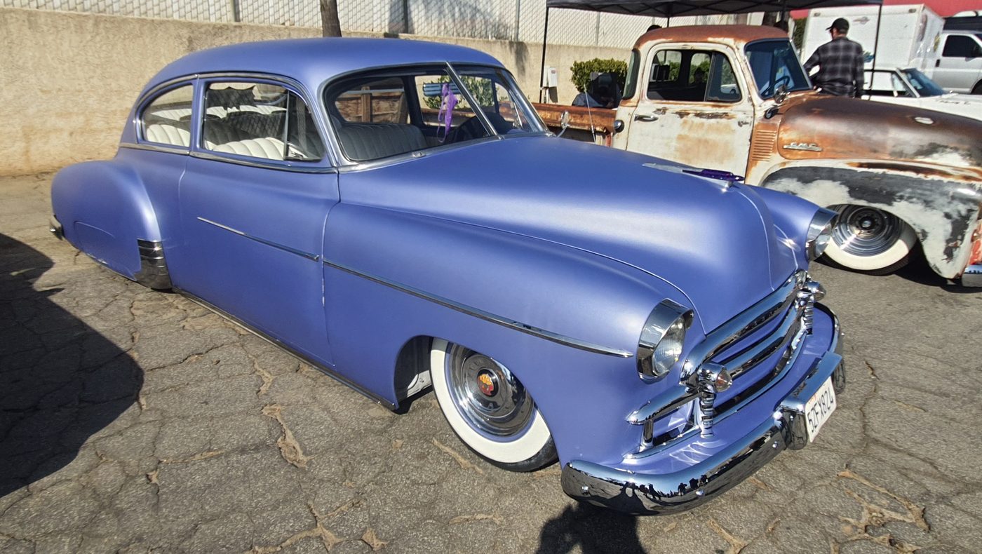 Lawendowy Chevrolet Fleetline 1950