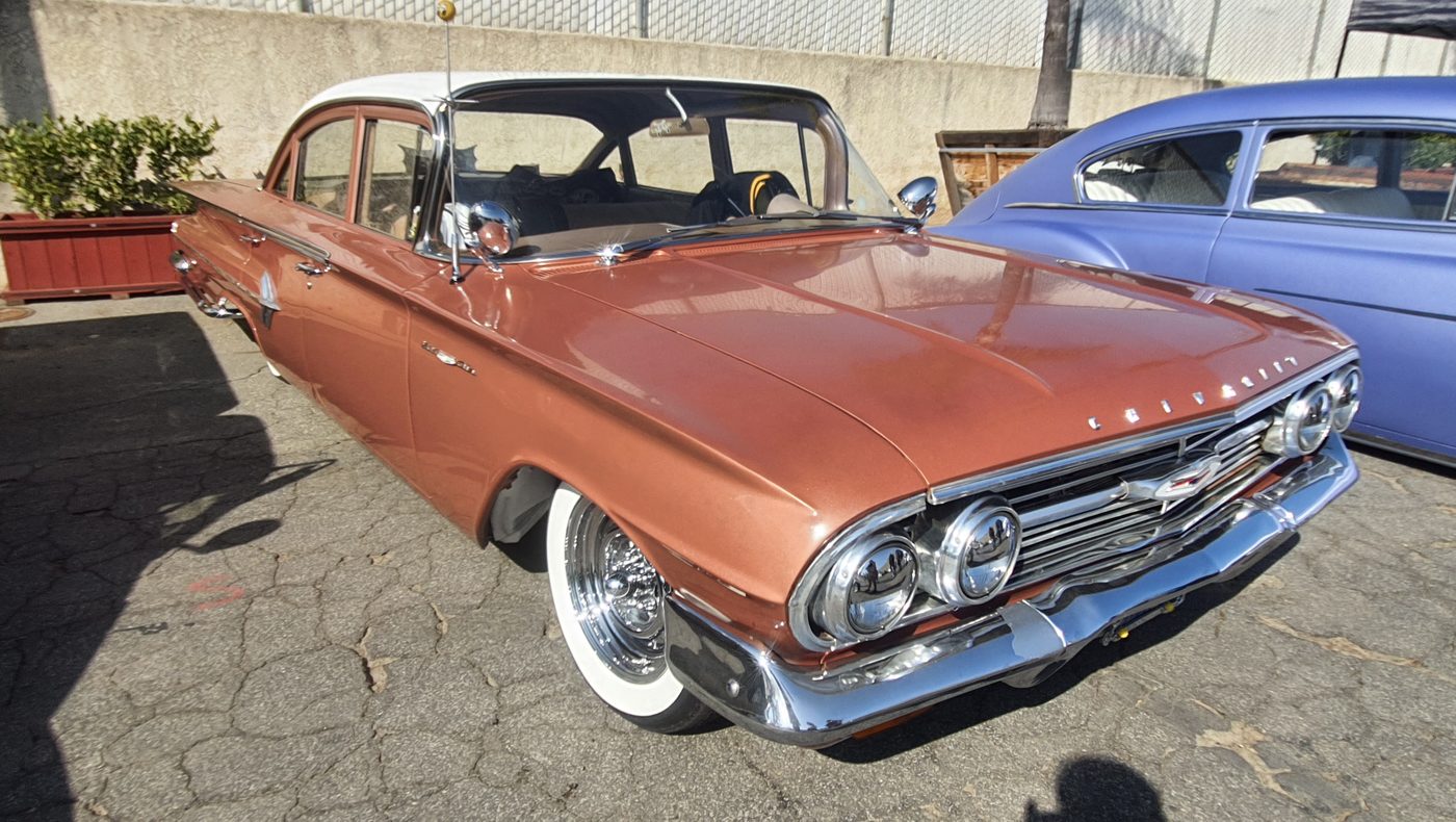 Miedziany Chevrolet Impala 1960 sedan