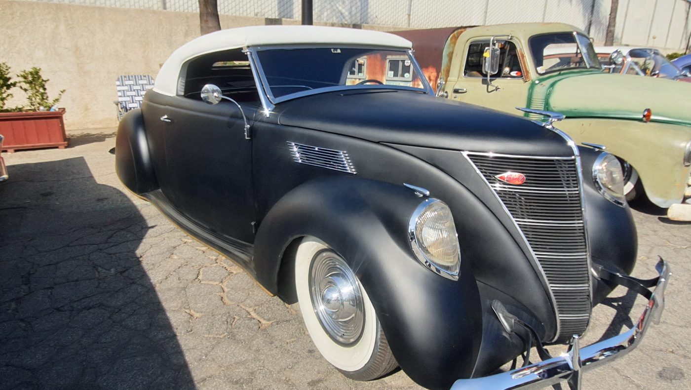 Matowy czarny Ford kabriolet 1937