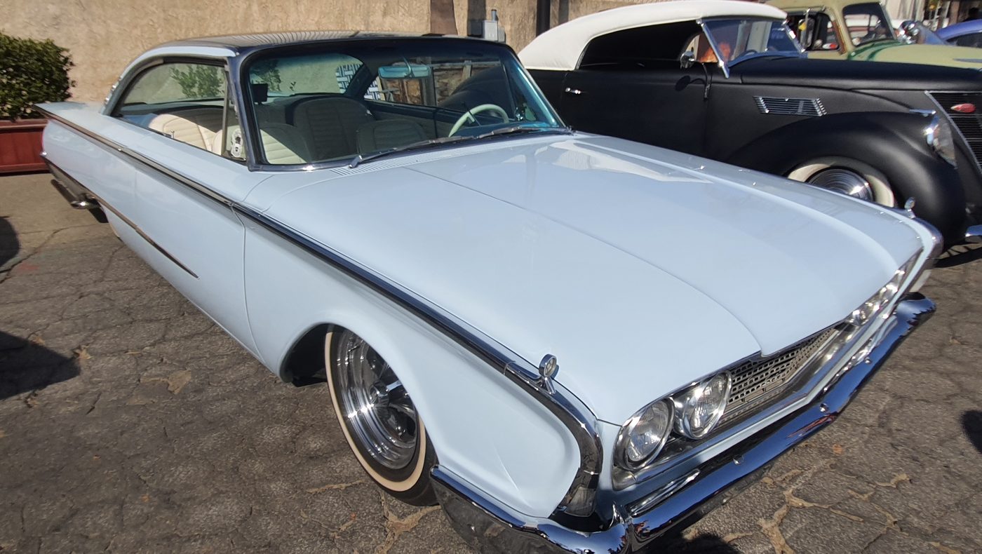 Biały Ford Galaxie 1960 hardtop