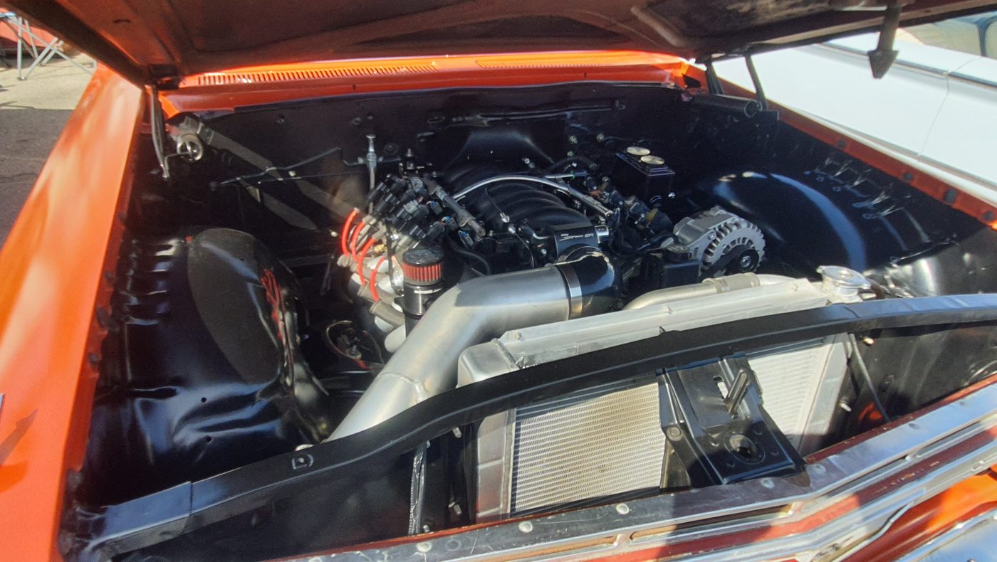 Pomarańczowy Chevrolet Impala 1961 z nowoczesnym silnikiem – zdjęcie 2