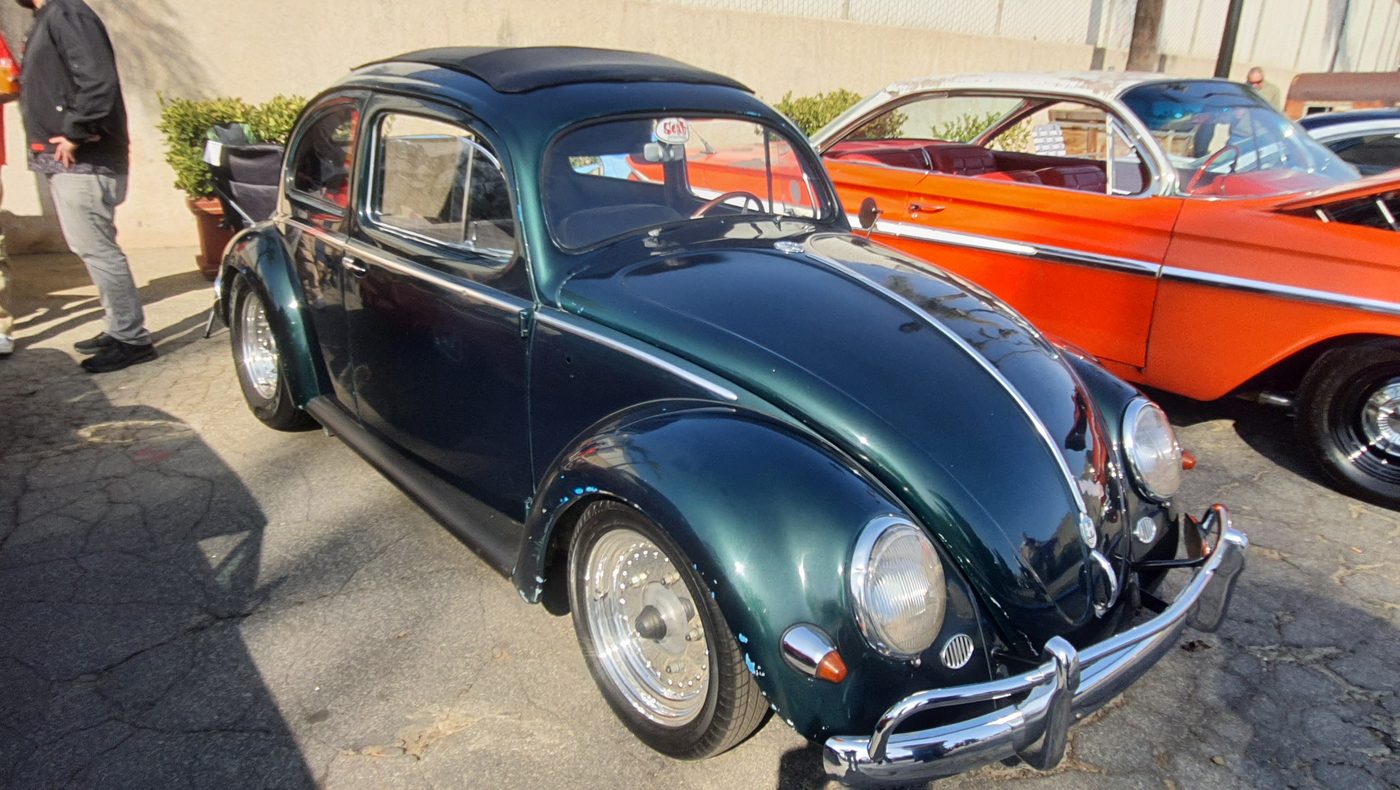 Ciemnozielony Volkswagen Garbus ragtop