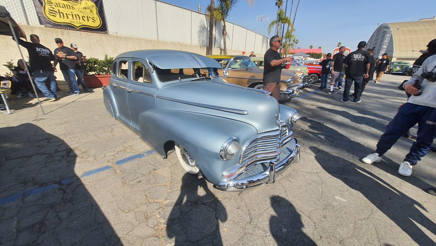 Srebrnobłękitny Chevrolet Fleetline Aerosedan 1948