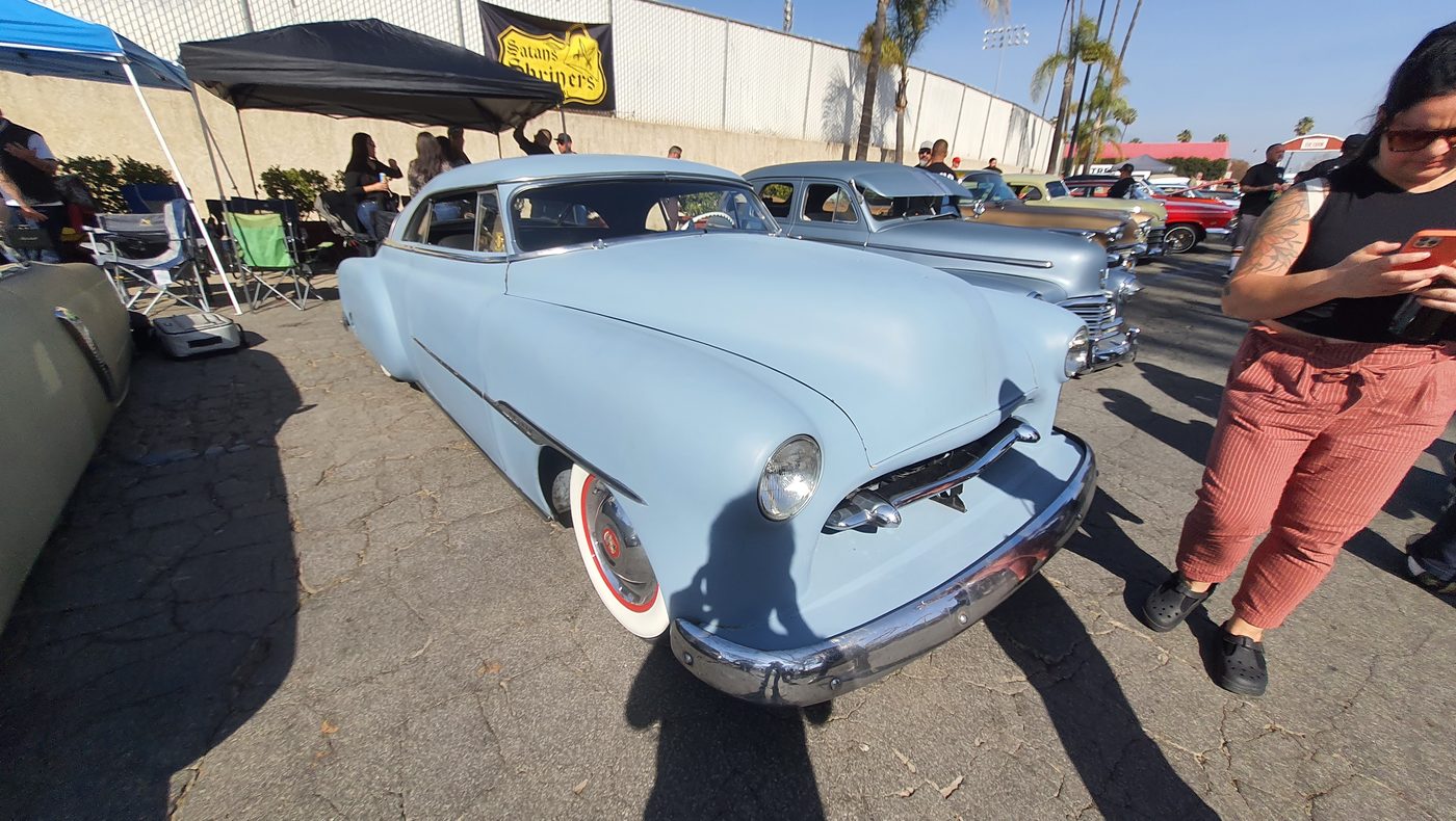Jasnoniebieski Chevrolet Bel Air 1953 kustom