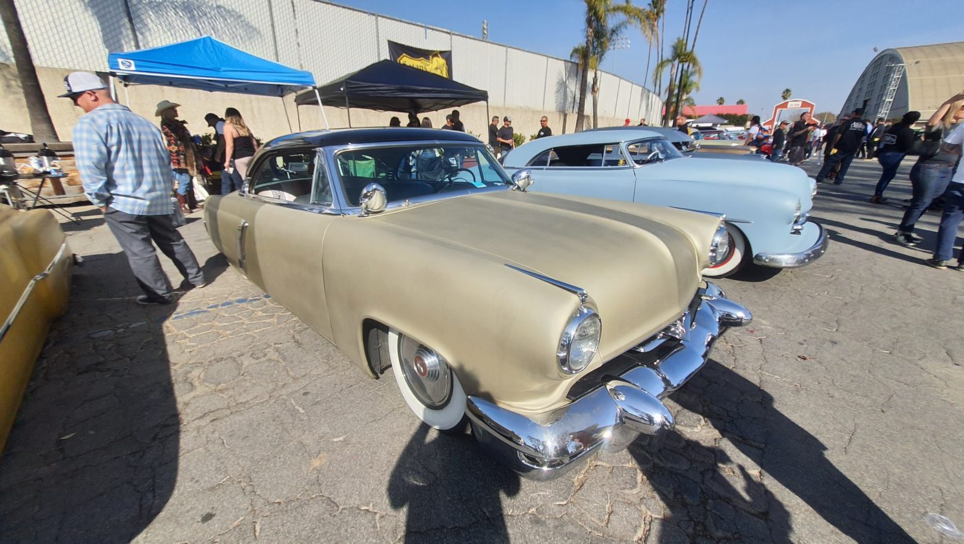 Beżowy Chevrolet 1954 kustom