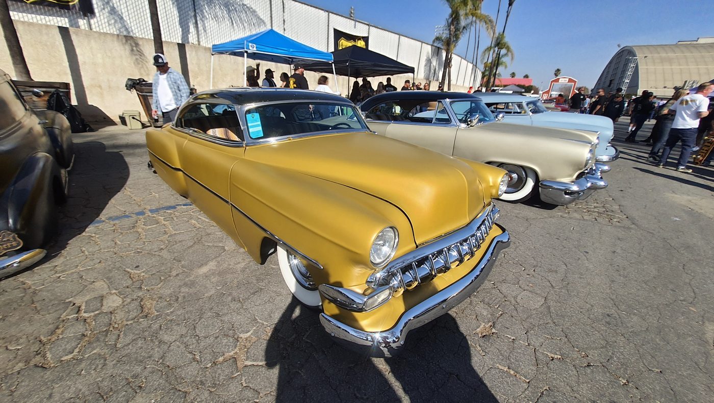 Złoty Chevrolet 1954 kustom