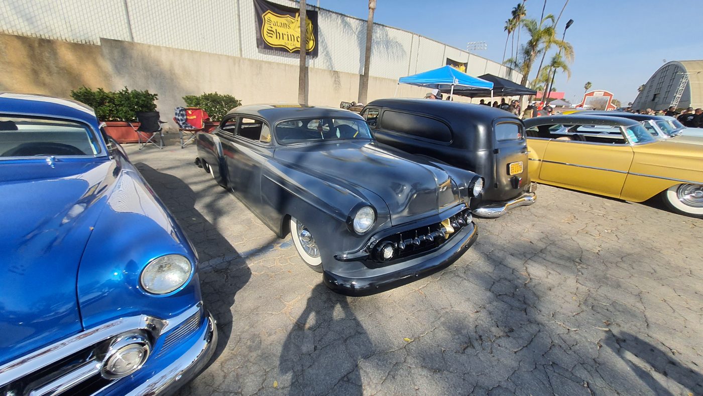 Matowy czarny Chevrolet 1954 kustom