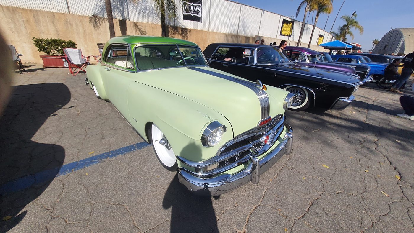 Seledynowy Pontiac Chieftain 1952 lowrider