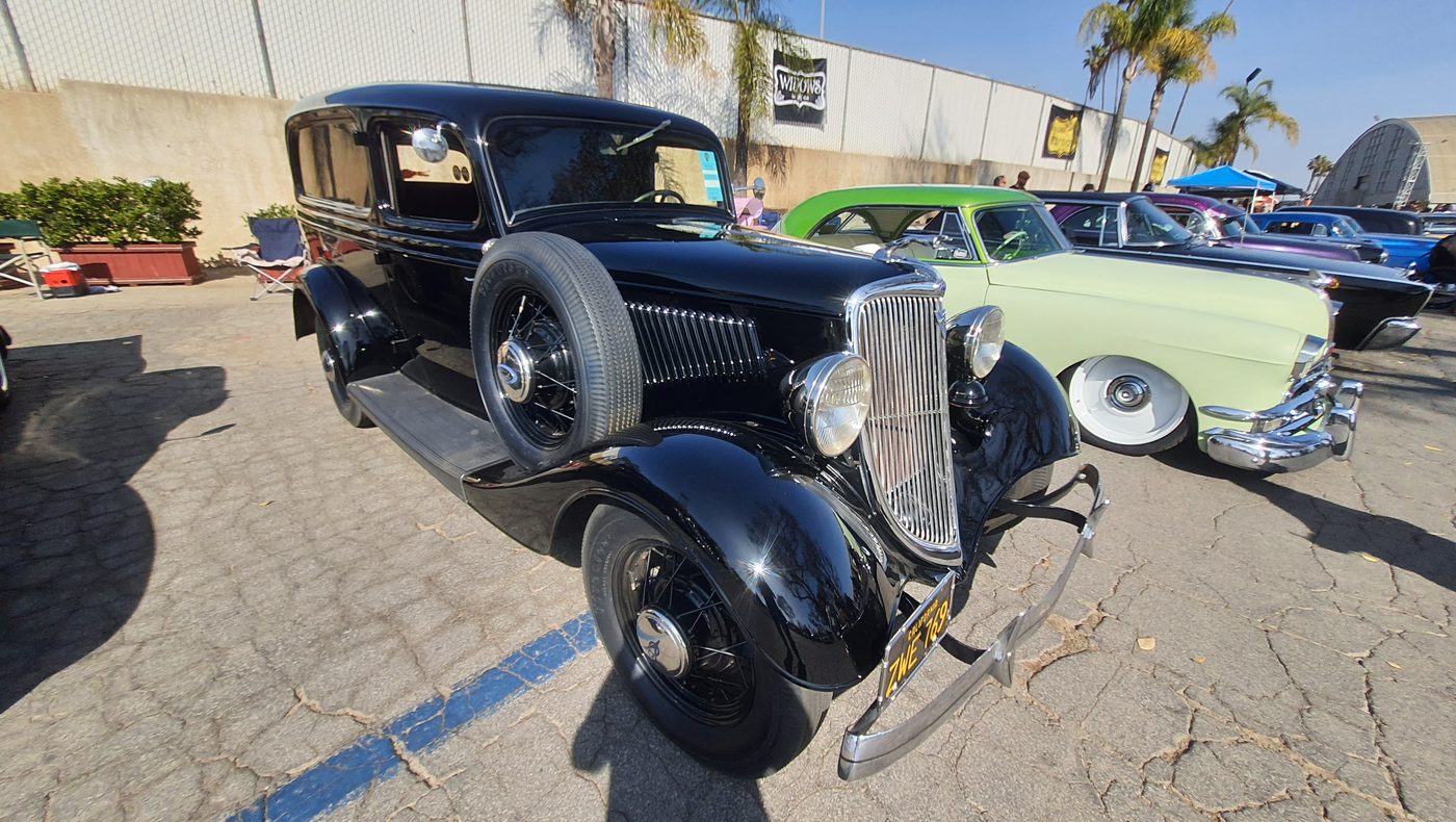 Czarny Ford sedan 1934 z bocznym kołem zapasowym
