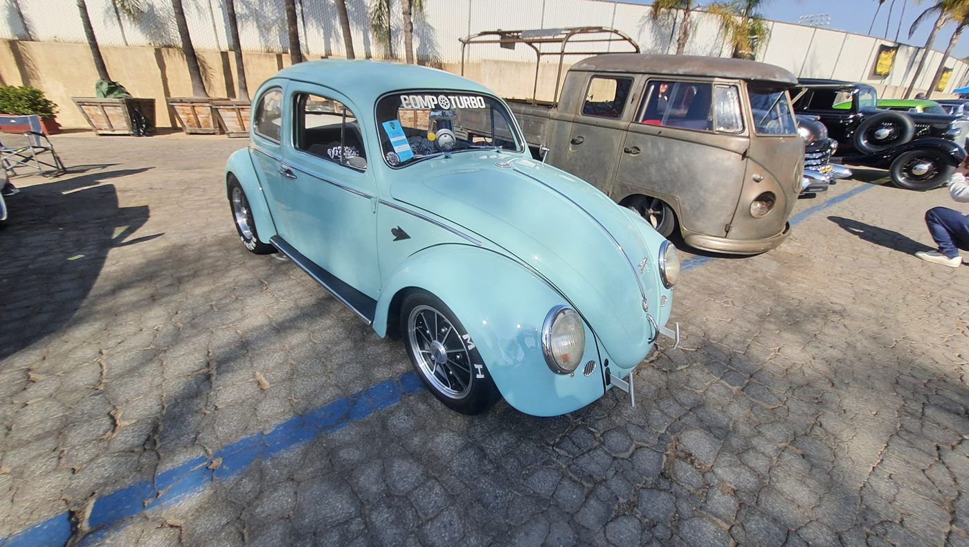 Pastelowy turkusowy Volkswagen Garbus Cal Look