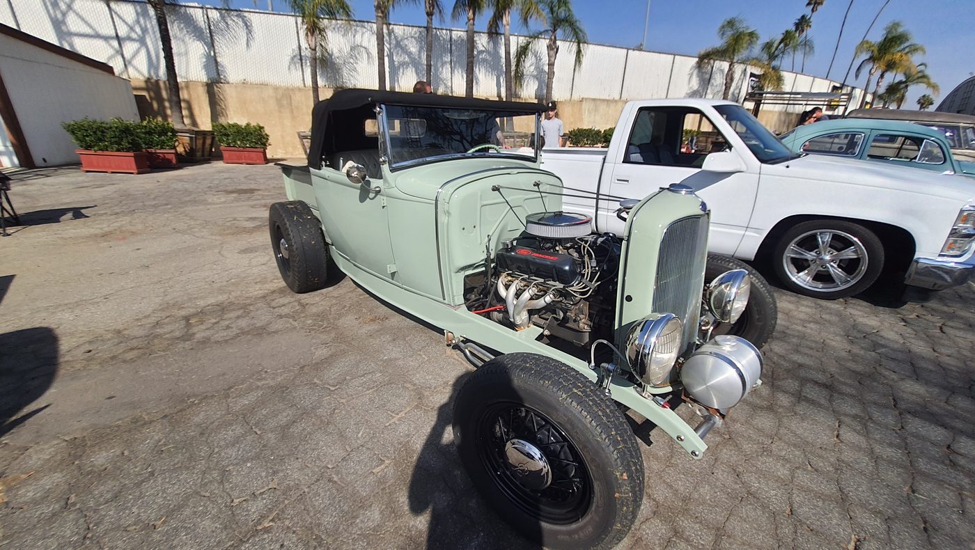 Zielony Ford Model A roadster hot rod z V8