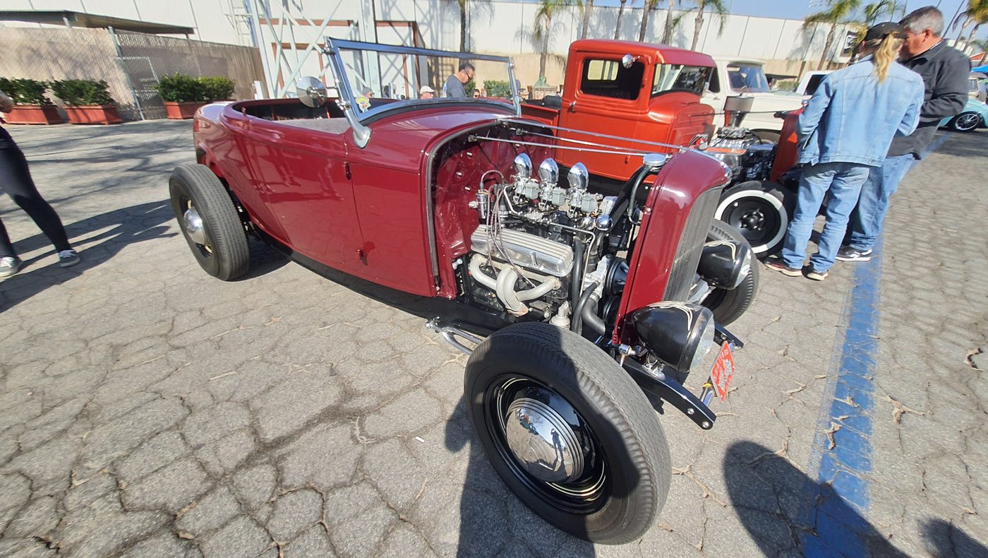 Czerwony Ford roadster 1932 z V8 i wieloma gaźnikami