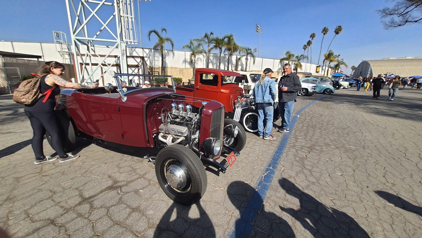 Czerwony Ford roadster 1932 z V8 i wieloma gaźnikami – zdjęcie 2