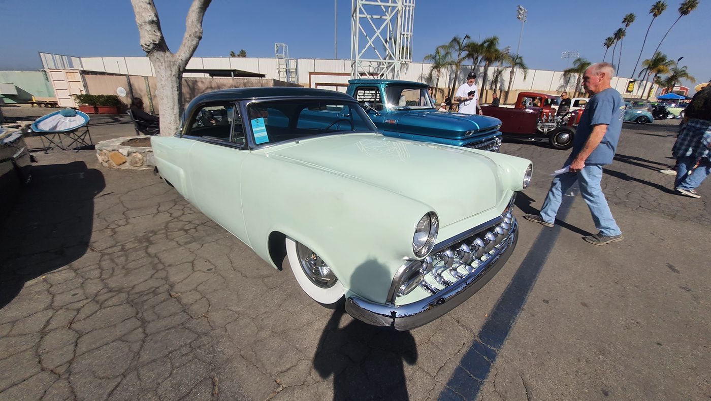 Miętowy Ford 1953 sedan