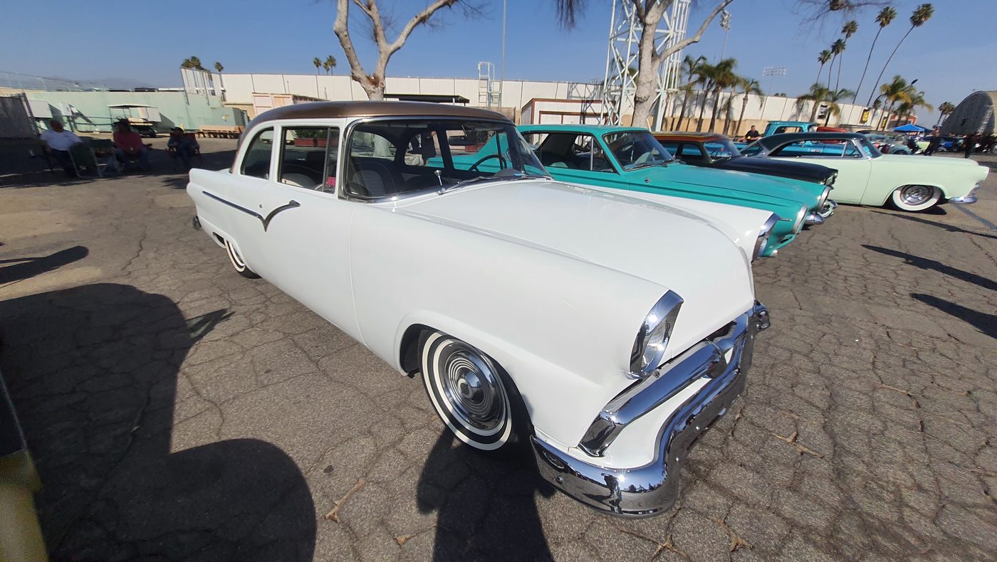 Biało-czarny Ford Fairlane 1956