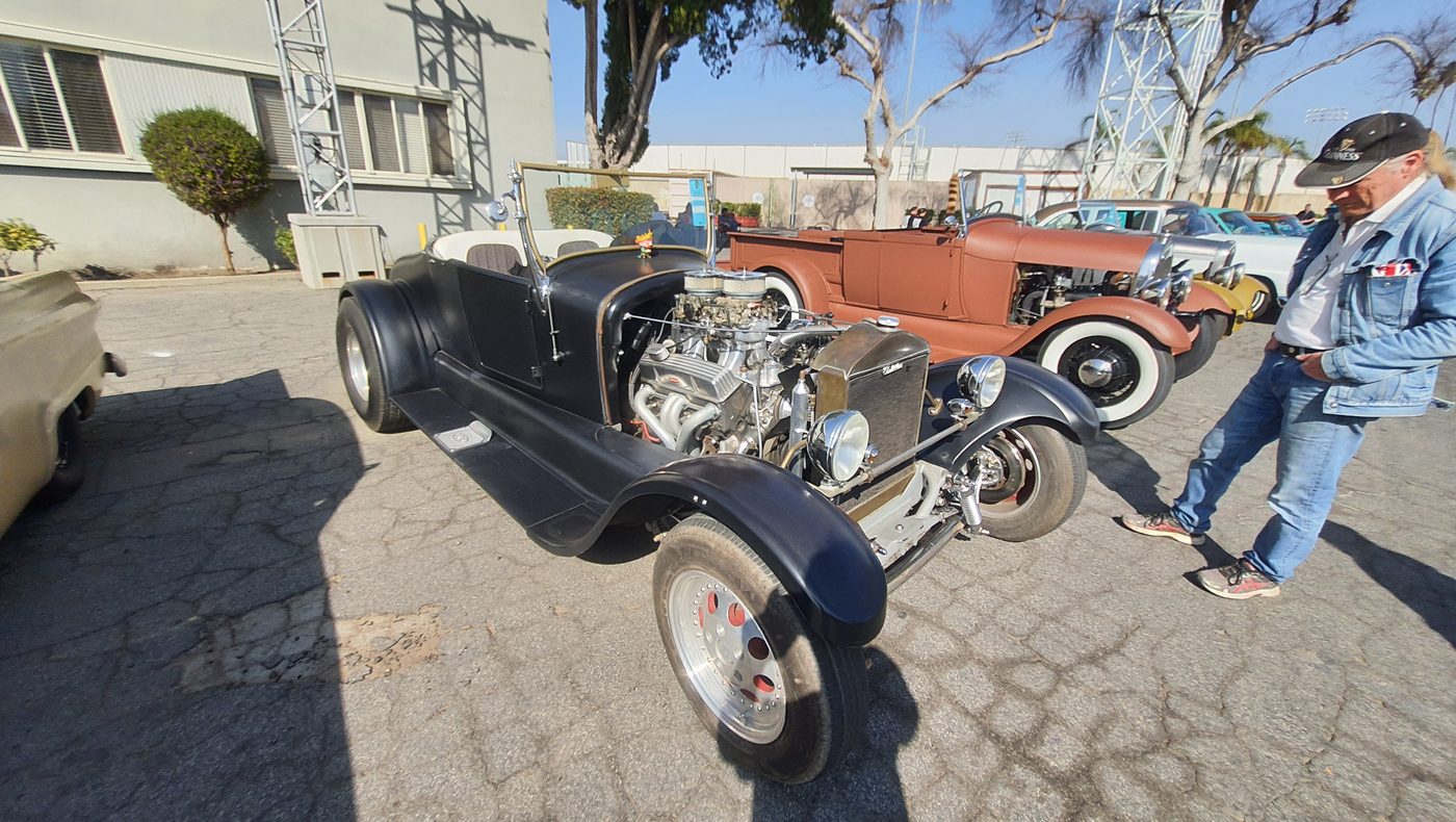 Czarny Ford roadster hot rod z kompresorem