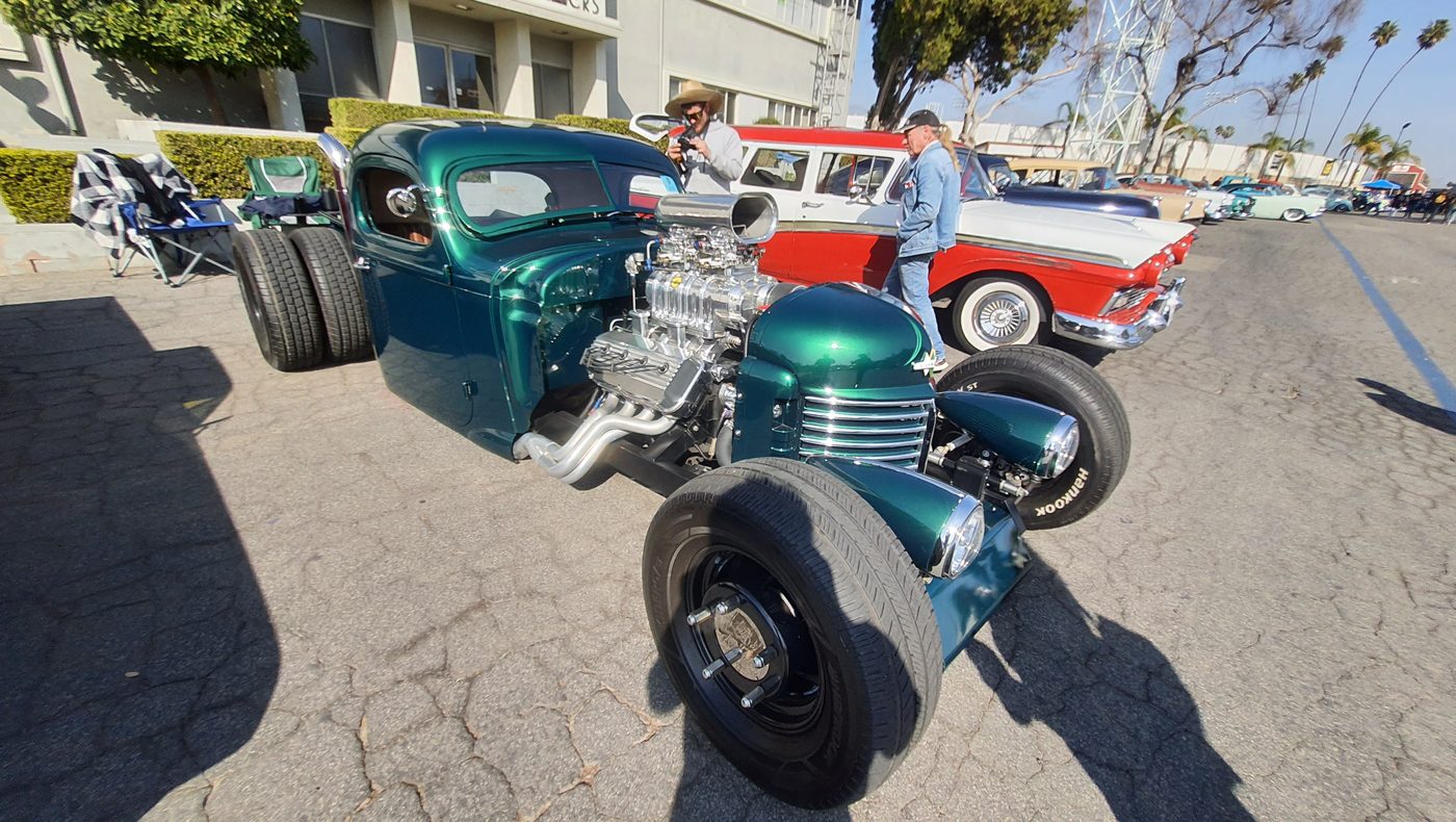 Zielony rat rod pickup z kompresorem