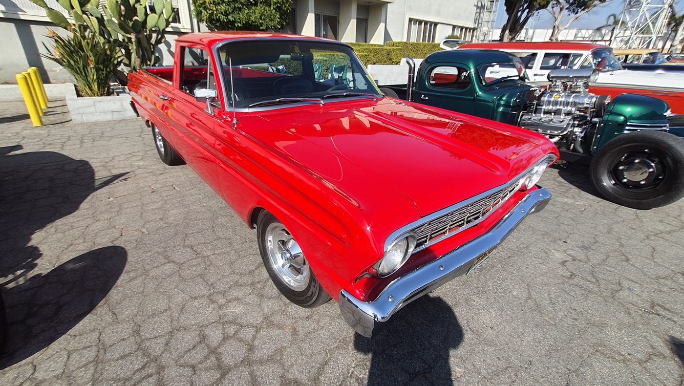 Czerwony Ford Falcon 1964