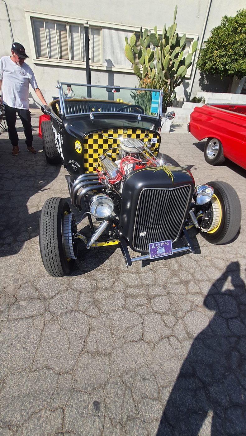 Rat rod Forda z lat 20. z szachownicą na atrapie
