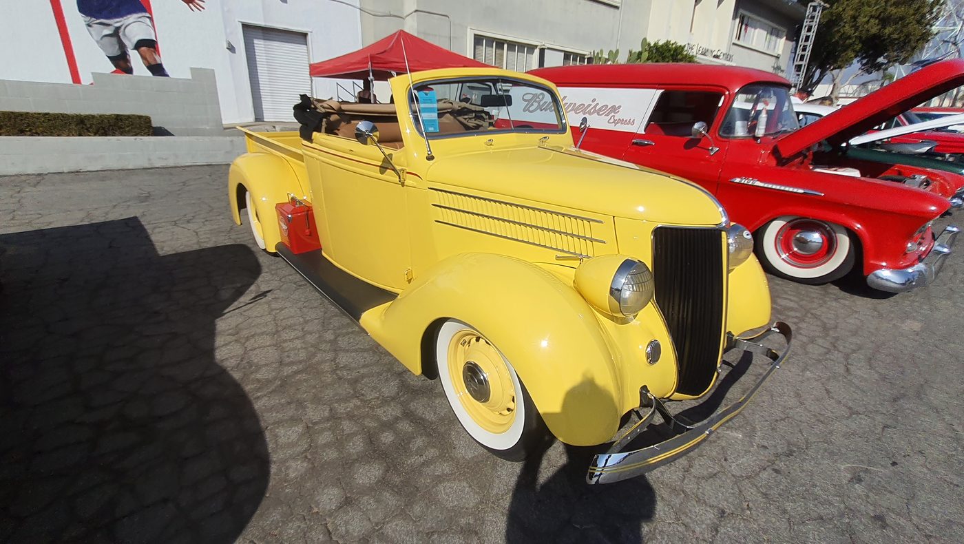 Żółty Ford roadster 1936